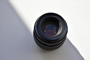 lente da câmera antiga em um fundo branco foto