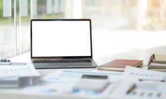 laptop ou notebook com tela em branco no balcão de serviço de chão no escritório. foto