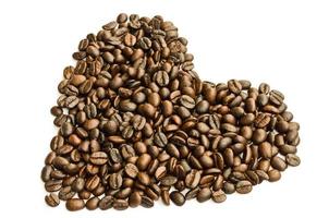 coração de grãos de café em fundo branco foto