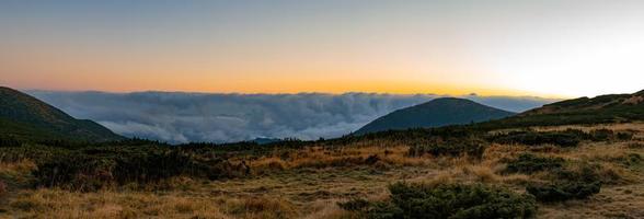 maravilhoso nascer do sol de outono nos cárpatos, transcarpathia, ucrânia, europa. foto