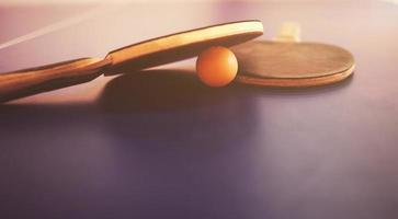 duas raquetes de tênis de mesa foto