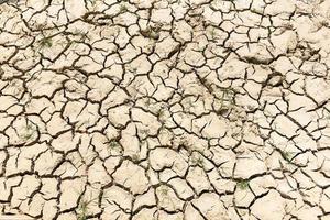 conceito de aquecimento global, terra árida do solo rachado com fundo de textura do deserto seco e rachado foto