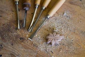 ferramentas de escultura em madeira foto