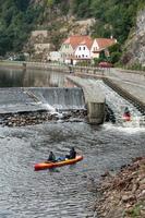 cesky krumlov, região boêmia do sul, república tcheca, 2017 pessoas descendo o rio vlatava de canoa foto