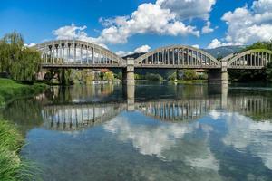 ponte sobre o rio adda em brivio lombardia itália foto