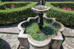 málaga, espanha, 2016 vista da fonte no forte de alcazaba e jardins do palácio foto