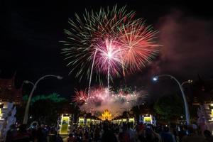 fogos de artifício coloridos do arco-íris nos eventos do ano novo de 2018 na flora real ratchaphruek, chiang mai, tailândia foto