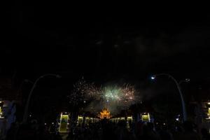 fogos de artifício coloridos do arco-íris nos eventos do ano novo de 2018 na flora real ratchaphruek, chiang mai, tailândia foto