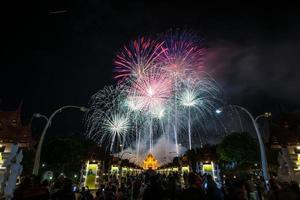 fogos de artifício coloridos do arco-íris nos eventos do ano novo de 2018 na flora real ratchaphruek, chiang mai, tailândia foto