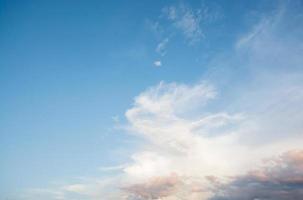 nuvens no céu azul em um dia claro foto