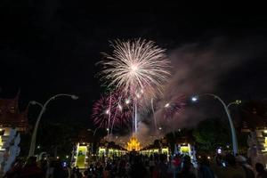 fogos de artifício coloridos do arco-íris nos eventos do ano novo de 2018 na flora real ratchaphruek, chiang mai, tailândia foto