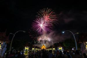 fogos de artifício coloridos do arco-íris nos eventos do ano novo de 2018 na flora real ratchaphruek, chiang mai, tailândia foto