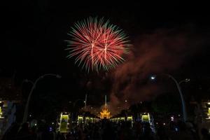 fogos de artifício coloridos do arco-íris nos eventos do ano novo de 2018 na flora real ratchaphruek, chiang mai, tailândia foto