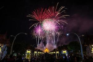 fogos de artifício coloridos do arco-íris nos eventos do ano novo de 2018 na flora real ratchaphruek, chiang mai, tailândia foto
