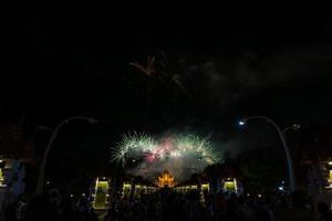 fogos de artifício coloridos do arco-íris nos eventos do ano novo de 2018 na flora real ratchaphruek, chiang mai, tailândia foto