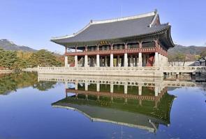 pavilhão gyeonghoeru no palácio gyeongbokgung, seul, coréia