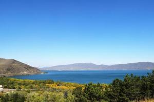 a natureza da armênia.lake sevan foto