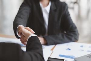 aperto de mão de mulheres de negócios, feliz com o trabalho, a mulher que ela está gostando com seu colega de trabalho, aperto de mão gesticulando conceito de acordo de conexão de pessoas foto