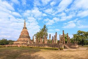 capela e estátua de buda em wat sa si, parque histórico de shukhothai, tailândia foto