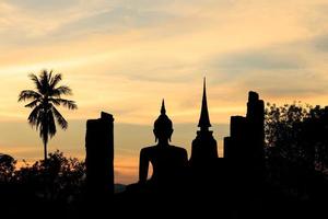 capela principal em wat maha que ao pôr do sol, parque histórico de shukhothai, tailândia foto