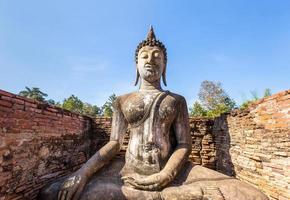 buda na pequena capela em wat si chum, parque histórico de shukhothai, tailândia foto