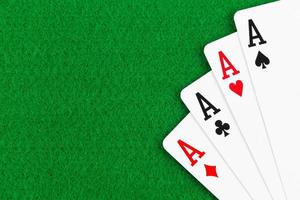 carta de baralho de pôquer de quatro ases em fundo de feltro verde foto