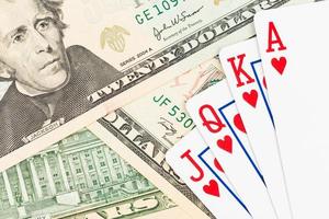 cartas de jogar poker royal flush na nota de dólar foto