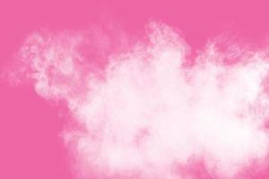 explosão de pó branco abstrato sobre fundo rosa. congelar o movimento de poeira branca salpicada. foto
