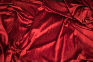 dobre o fundo texturizado de tecido de veludo vermelho ondulado macio foto