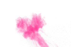 explosão de pó rosa abstrato sobre fundo branco. congelar o movimento de poeira rosa salpicada. foto