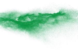 explosão de partículas de poeira verde sobre fundo branco. respingo de pó em pó. foto