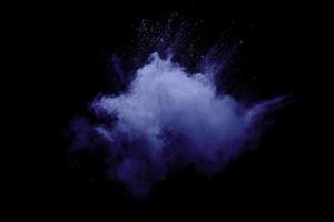 pó azul explode nuvem em preto background.launched partículas de poeira azul espirrar no fundo. foto