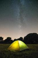 acampando bajo las estrellas foto
