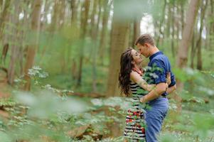 jovem casal lindo apaixonado na floresta. um casal está se abraçando perto de uma ravina entre as árvores. espaço livre. foto