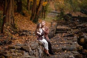 jovem casal lindo abraços no parque outono. foto