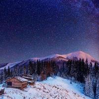 chuva de meteoros de inverno fantástica e as montanhas cobertas de neve foto