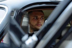 homem bonito no carro, empresário foto