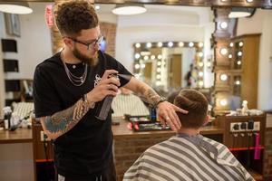 20.02.2020 ucrânia, lviv. um barbeiro está estilizando um empresário em uma barbearia foto