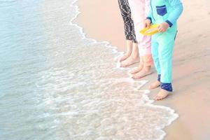 família na praia foto