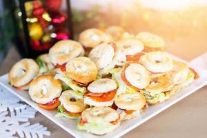 lanche de natal donit pão com carne e vetgy com borrão decorar fundo vermelho e amarelo foto