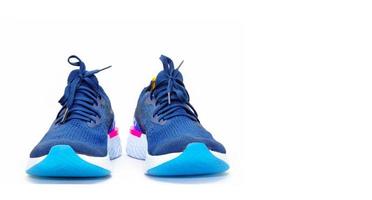 pares de sapatos esportivos azuis para correr em fundo branco