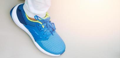 sapatos esportivos ou tênis azuis em usar solteiro foto