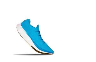 tênis de corrida azul isolado no branco foto