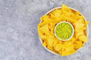 nachos mexicanos com queijo. salgadinhos de milho com guacamole, salsa e ketchup de tomate. foto