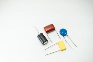 grupo isolado de capacitor, usado em dispositivo eletrônico. conceito de peças eletrônicas. foto