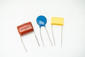 grupo isolado de capacitor, usado em dispositivo eletrônico. conceito de peças eletrônicas. foto