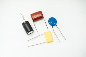 grupo isolado de capacitor, usado em dispositivo eletrônico. conceito de peças eletrônicas. foto