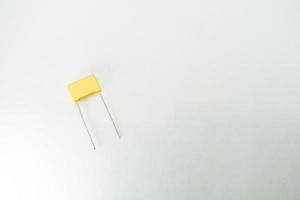 capacitor isolado, usado em dispositivo eletrônico. conceito de peças eletrônicas. foto