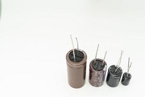 grupo isolado de capacitor, usado em dispositivo eletrônico. conceito de peças eletrônicas. foto