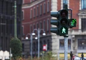 semáforo com luz verde em Milão foto